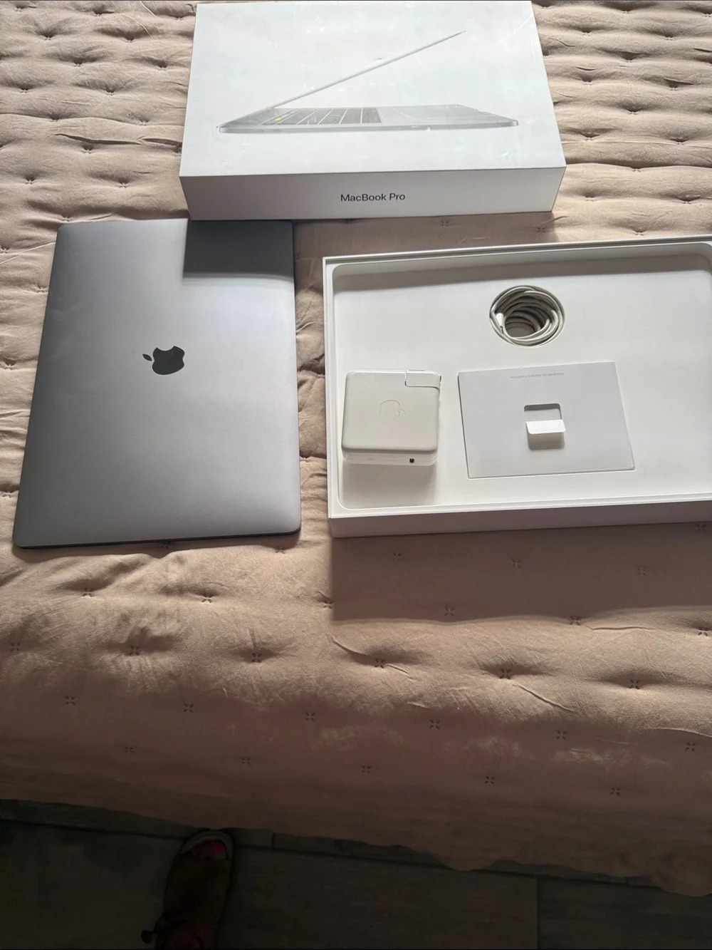 Apple 15” 2017 MacBook Pro Space Gray Laptop - 15.4 SG/2.9GHZ/RP 560/512GB